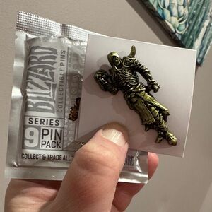 Blizzard Collectible Pin - Gold Warrior